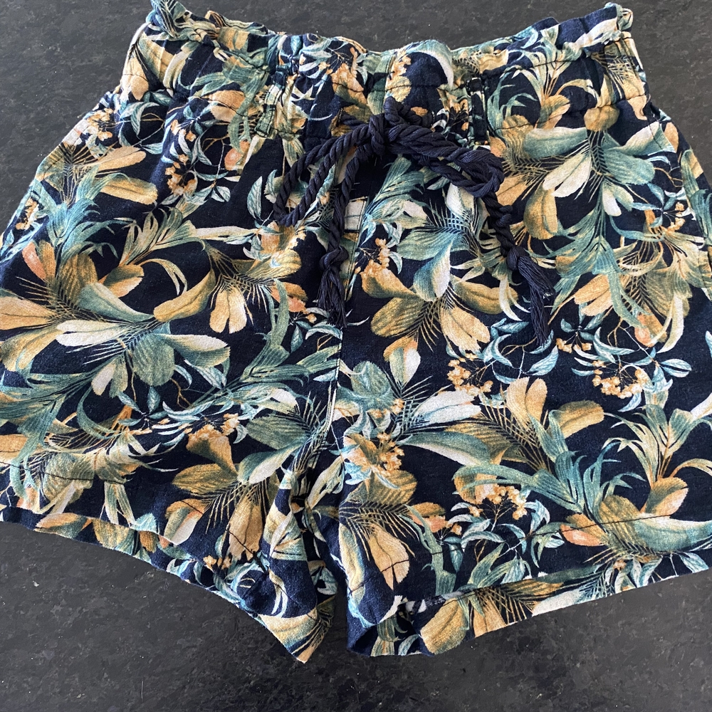 a.n.a High Waist Blue and Green‎ Shorts Vibrant Tropical Print